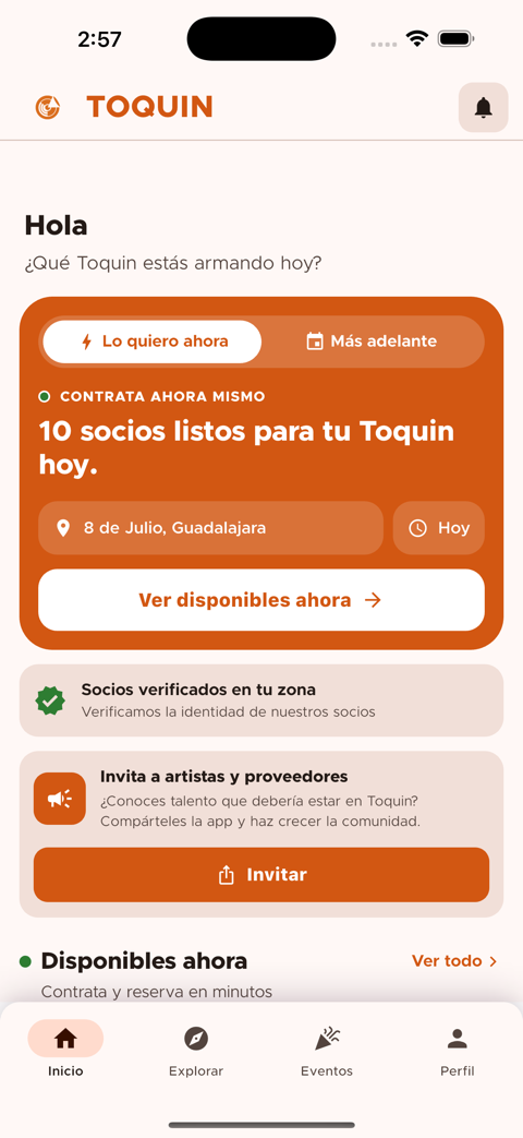 Pantalla de inicio de la app Toquin mostrando servicios disponibles cerca del usuario